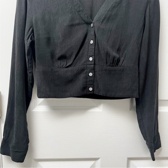 Madewell V-Neck Button-Front Shirt in Black - Picture 5 of 11